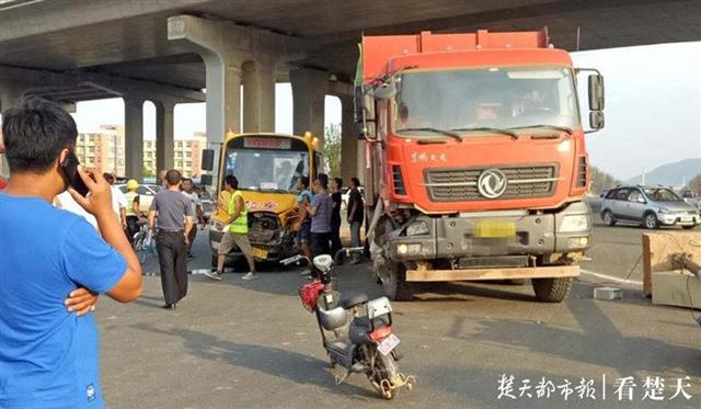 渣土車與幼兒園校車相撞 校車司機受傷 渣土車與幼兒園校車相撞 校車司機受傷