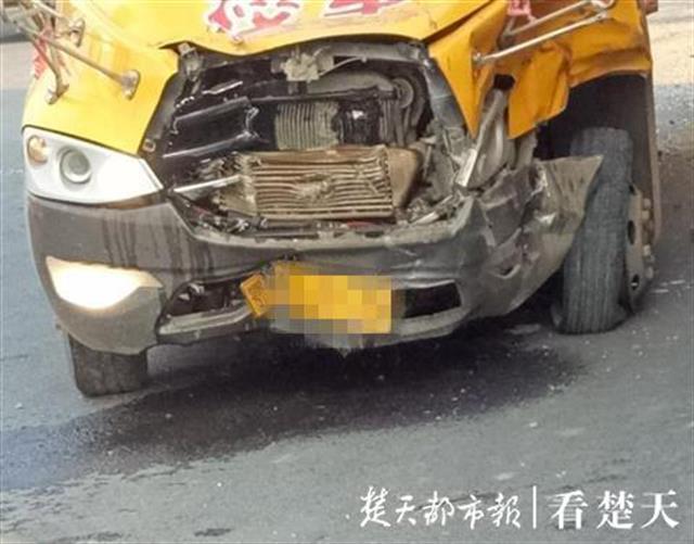 渣土車與幼兒園校車相撞 校車司機受傷 渣土車與幼兒園校車相撞 校車司機受傷