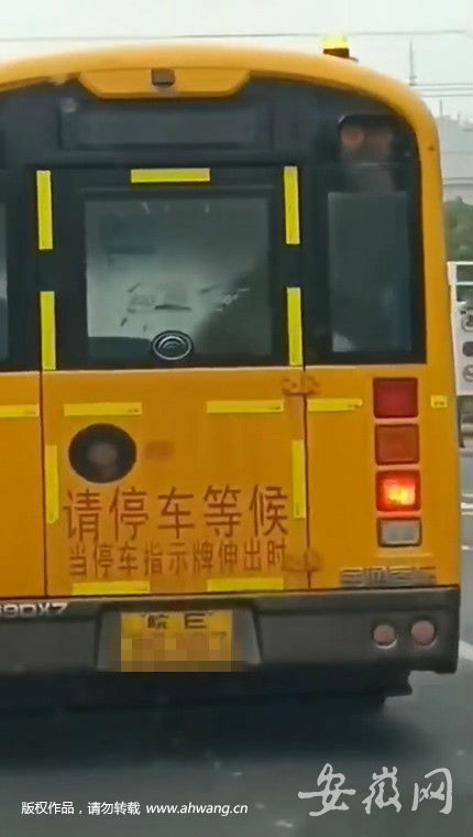 安徽一校車上大人打幼兒?真相:在制止孩子危險行為 安徽一校車上大人打幼兒?真相:在制止孩子危險行為