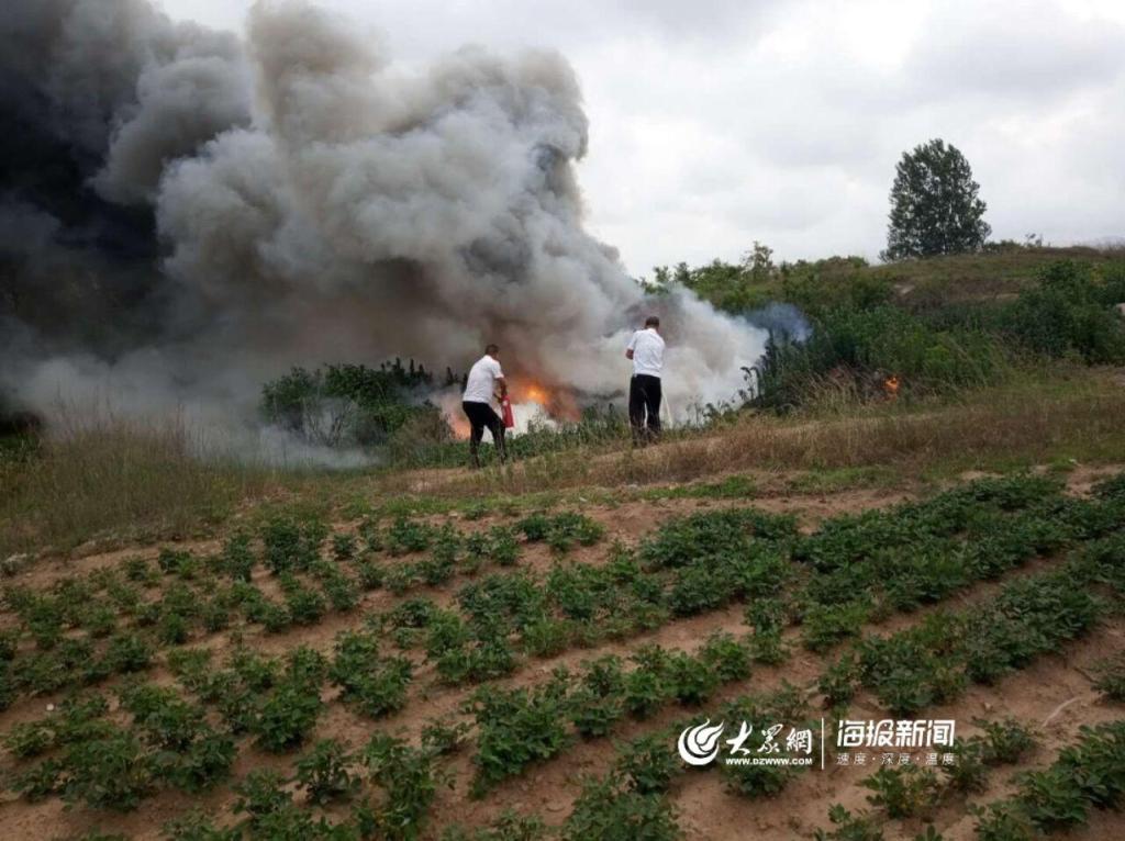 路遇農田突起大火 校車“消防員”合力撲救