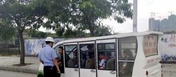 “黑校車”擠下12名孩子 司機將面臨1萬元罰款 “黑校車”擠下12名孩子 司機將面臨1萬元罰款