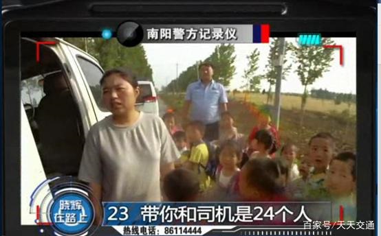 黑校車超員300%，隨車老師還挺橫，厲聲質問執勤民警！