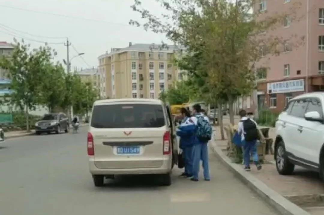 黑送子車校門口橫行，7臺(tái)正規(guī)校車卻辦不下來證！教育局：公交滿足需求，不予批準(zhǔn)