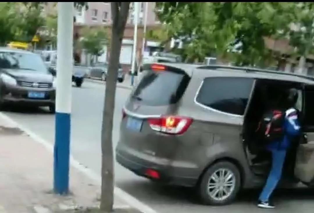 黑送子車校門口橫行，7臺(tái)正規(guī)校車卻辦不下來證！教育局：公交滿足需求，不予批準(zhǔn)