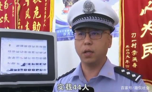 無牌無證黑送子車被查，女司機一問三不知，交警打開車門后傻眼了！