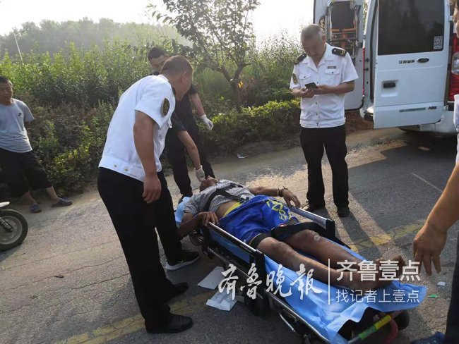 老人騎車摔倒路邊昏迷，校車員工緊急救助