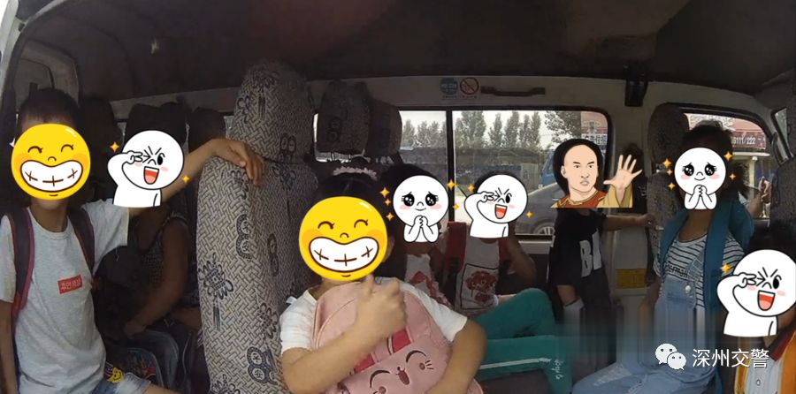 校車超載被民警查獲 及時消除交通安全隱患