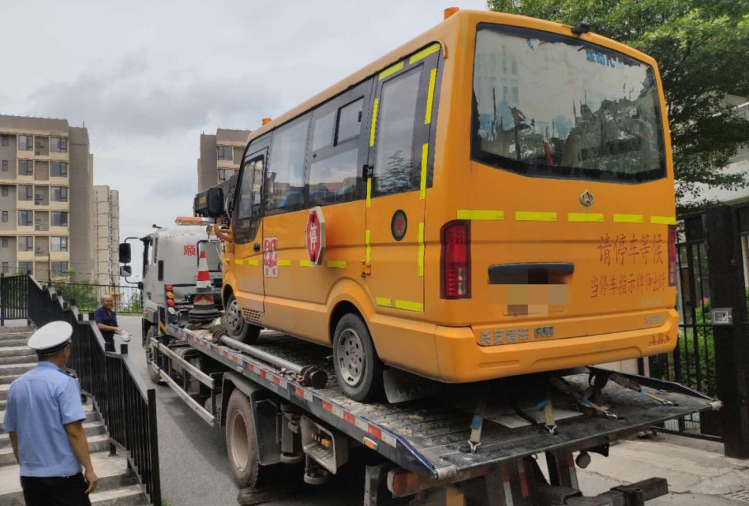 后怕!清城區一幼兒園竟每天用報廢校車接送學生 后怕!清城區一幼兒園竟每天用報廢校車接送學生
