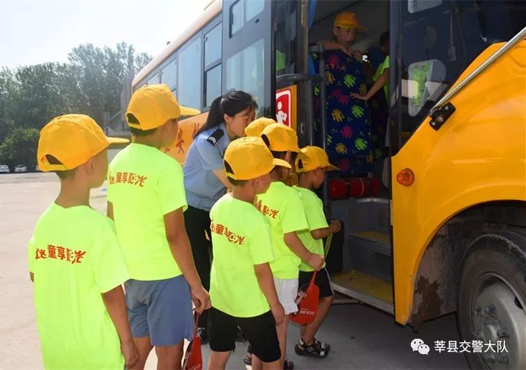 莘縣交警開(kāi)展暑期校車(chē)交通安全演練