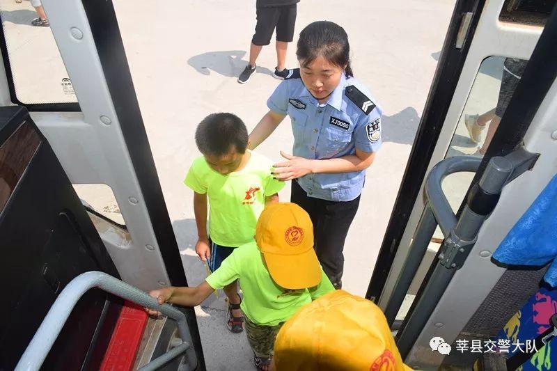 莘縣交警開(kāi)展暑期校車(chē)交通安全演練