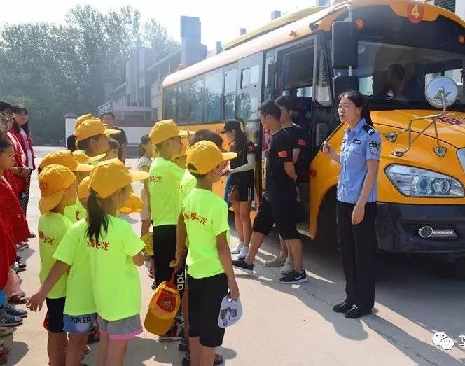 莘縣交警開(kāi)展暑期校車(chē)交通安全演練