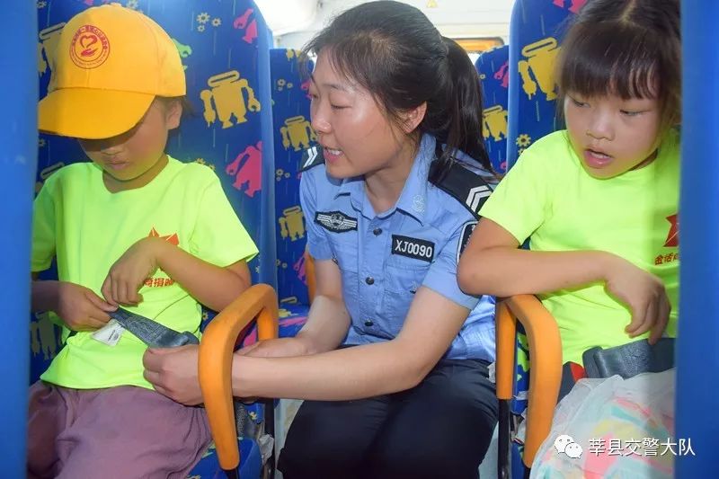 莘縣交警開(kāi)展暑期校車(chē)交通安全演練