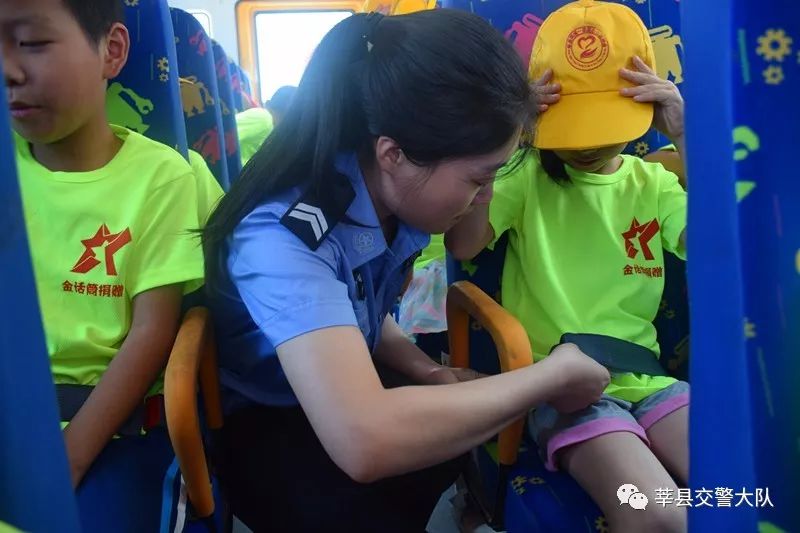 莘縣交警開(kāi)展暑期校車(chē)交通安全演練