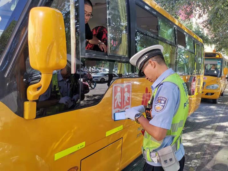 東河交管大隊深入轄區幼兒園開展校車安全檢查