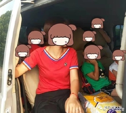 又雙叒叕“黑校車”！ 核載8人實(shí)載17人