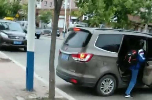 校車沒證黑車橫行，佳木斯教育局：公交全覆蓋，不批校車服務