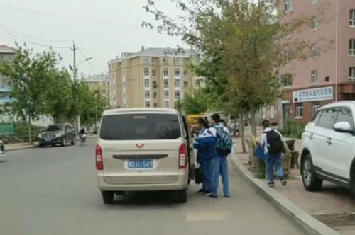 校車沒證黑車橫行，佳木斯教育局：公交全覆蓋，不批校車服務