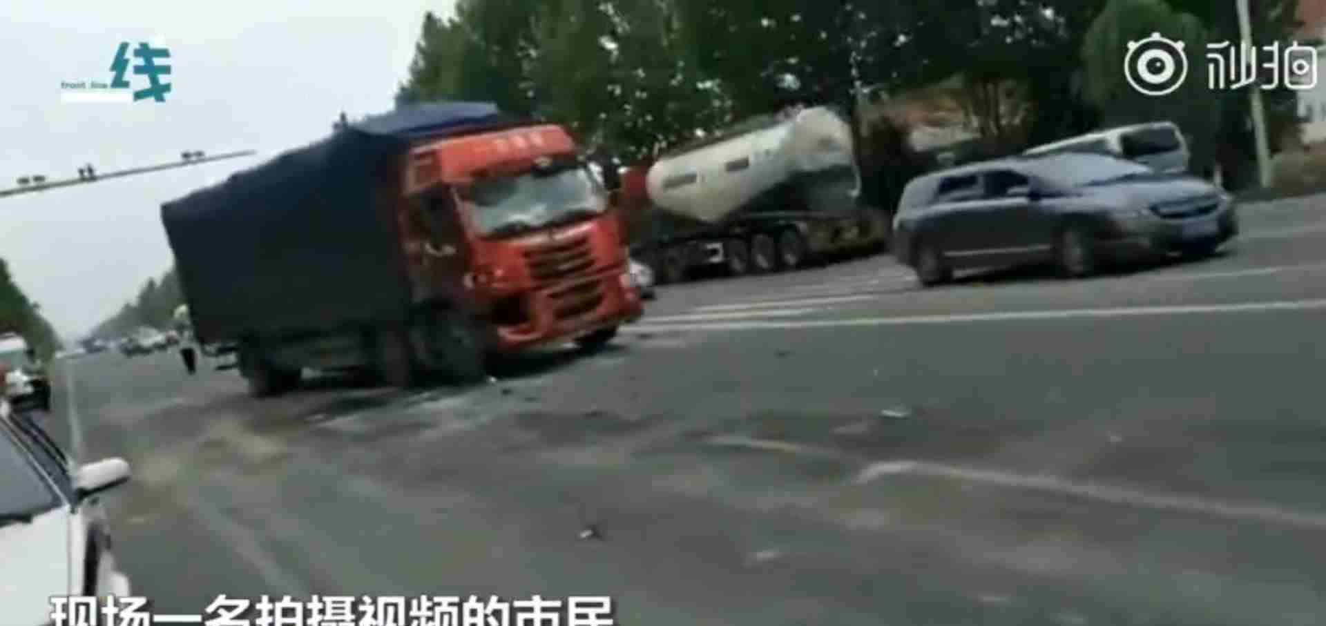 校車等紅燈時被大貨車追尾 群眾怒斥貨車司機 網友力挺:罵得好! 校車等紅燈時被大貨車追尾 群眾怒斥貨車司機 網友力挺:罵得好!