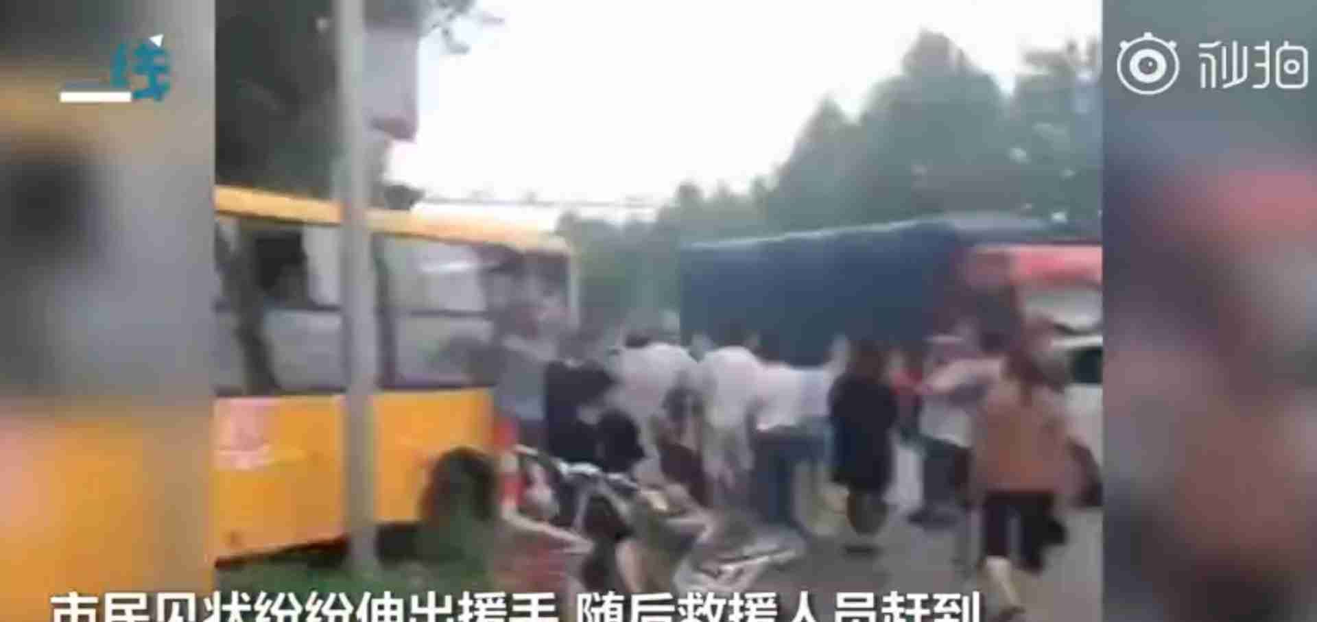 校車等紅燈時被大貨車追尾 群眾怒斥貨車司機 網友力挺:罵得好! 校車等紅燈時被大貨車追尾 群眾怒斥貨車司機 網友力挺:罵得好!