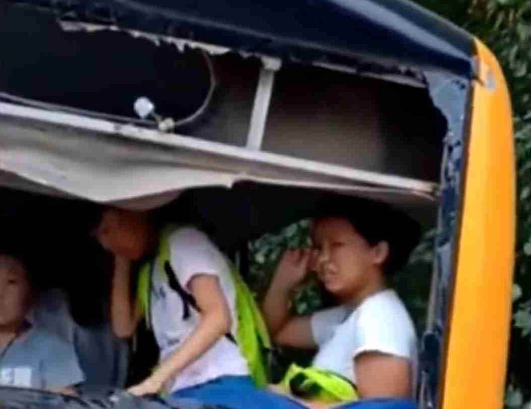 校車等紅燈時被大貨車追尾 群眾怒斥貨車司機 網友力挺:罵得好! 校車等紅燈時被大貨車追尾 群眾怒斥貨車司機 網友力挺:罵得好!