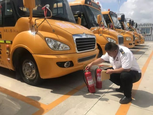 高溫下的堅守:揮汗如雨的校車人 高溫下的堅守:揮汗如雨的校車人