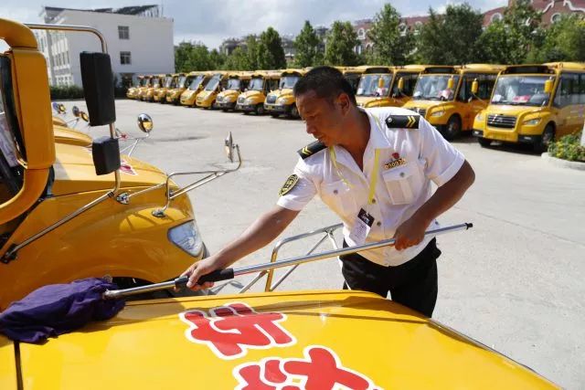 高溫下的堅守:揮汗如雨的校車人 高溫下的堅守:揮汗如雨的校車人