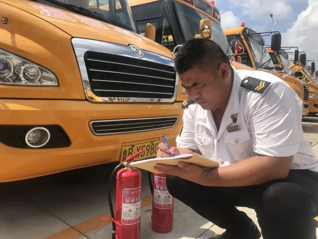 高溫下的堅守:揮汗如雨的校車人 高溫下的堅守:揮汗如雨的校車人