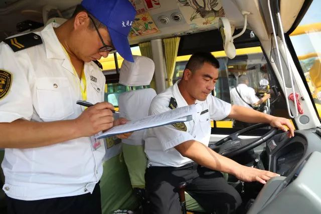 高溫下的堅守:揮汗如雨的校車人 高溫下的堅守:揮汗如雨的校車人