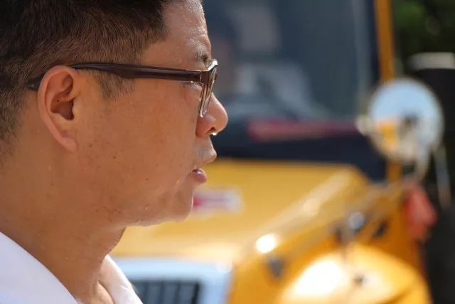 高溫下的堅守:揮汗如雨的校車人 高溫下的堅守:揮汗如雨的校車人