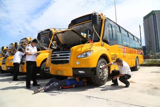 高溫下的堅守:揮汗如雨的校車人 高溫下的堅守:揮汗如雨的校車人