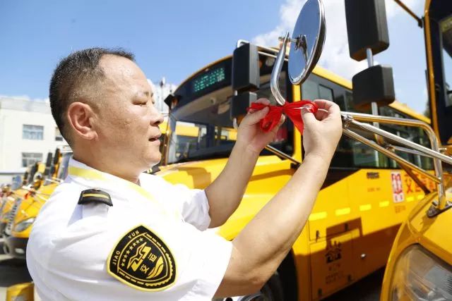 高溫下的堅守:揮汗如雨的校車人 高溫下的堅守:揮汗如雨的校車人