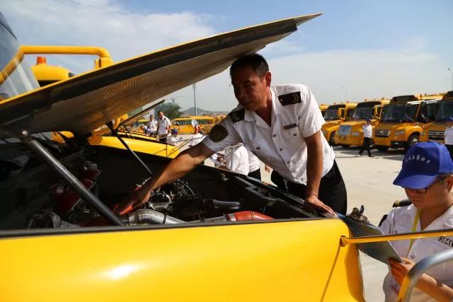 高溫下的堅守:揮汗如雨的校車人 高溫下的堅守:揮汗如雨的校車人
