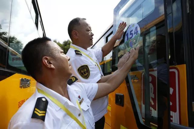 高溫下的堅守:揮汗如雨的校車人 高溫下的堅守:揮汗如雨的校車人
