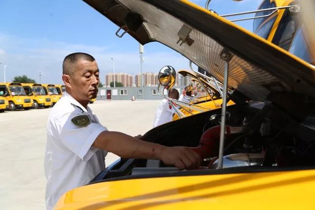 高溫下的堅守:揮汗如雨的校車人 高溫下的堅守:揮汗如雨的校車人