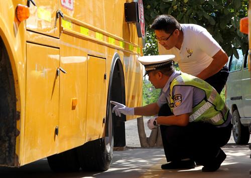 渭南臨渭交警展開校車安全檢查活動/ 渭南臨渭交警展開校車安全檢查活動
