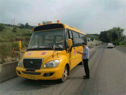 延安經開交警大隊青化砭中隊開學第一天 檢查校車保安全