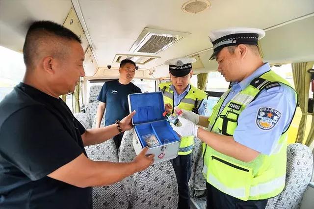 校車“體檢”迎開學(xué)