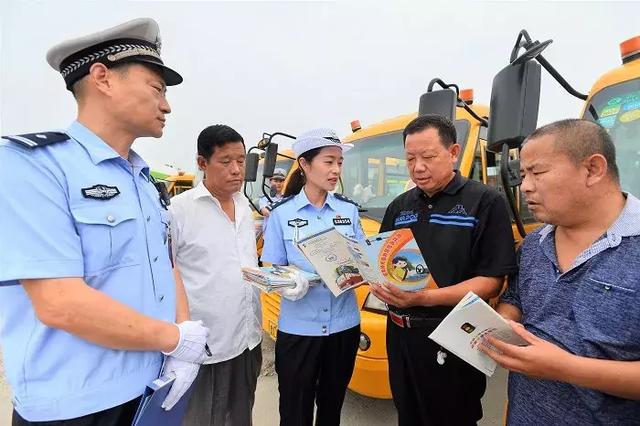 校車“體檢”迎開學(xué)