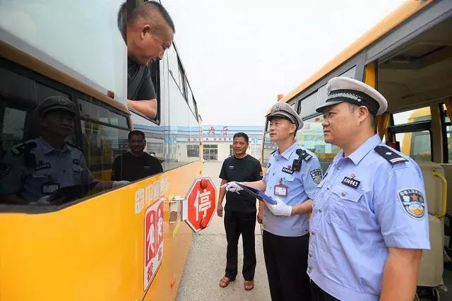 校車“體檢”迎開學(xué)