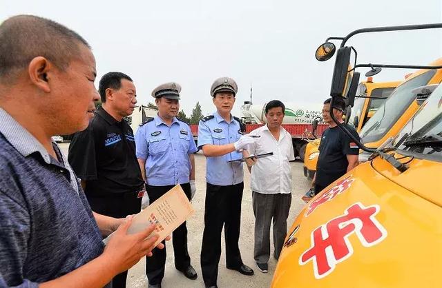校車“體檢”迎開學(xué)