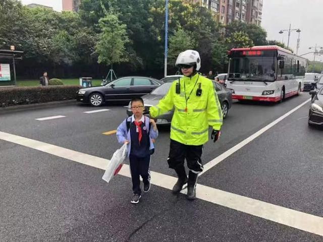 開學(xué)首日，上海交警開展校車交通違法集中整治，嚴(yán)查“黑校車”