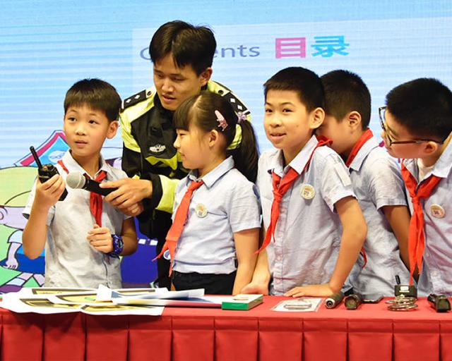 開學(xué)首日，上海交警開展校車交通違法集中整治，嚴(yán)查“黑校車”