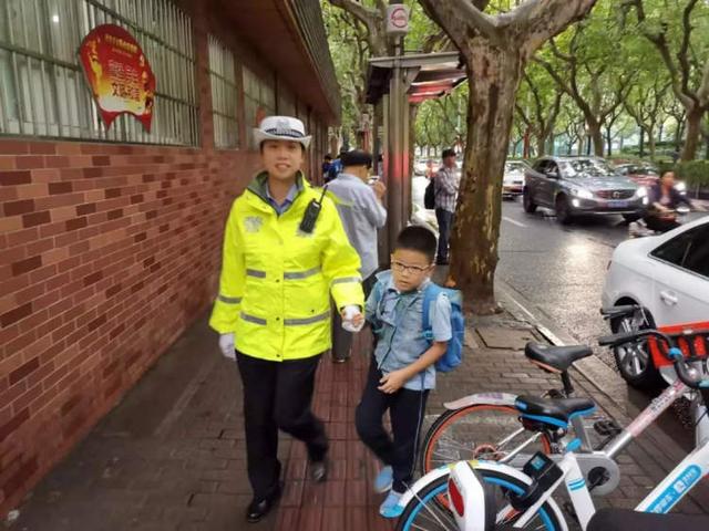 開學(xué)首日，上海交警開展校車交通違法集中整治，嚴(yán)查“黑校車”