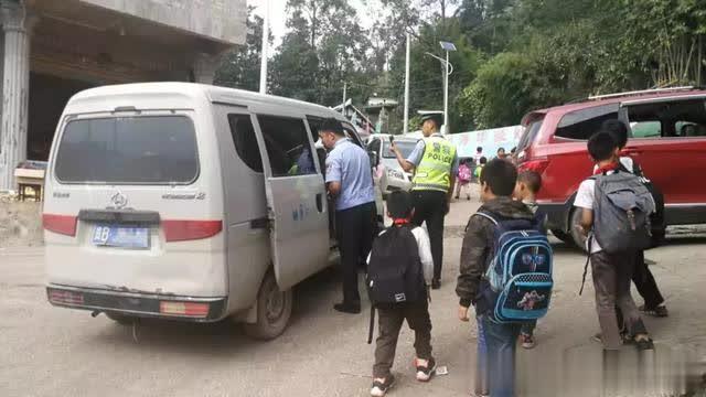 六枝交警重拳整治“黑校車” 為秋季開學保駕護航