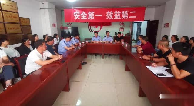 原平市公安局交警大隊深入校車公司開展交通安全宣傳活動