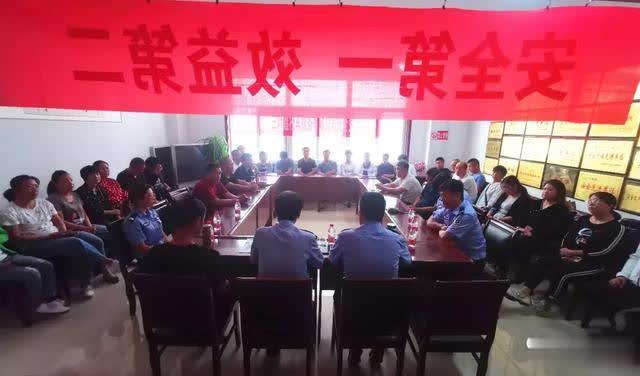 原平市公安局交警大隊深入校車公司開展交通安全宣傳活動