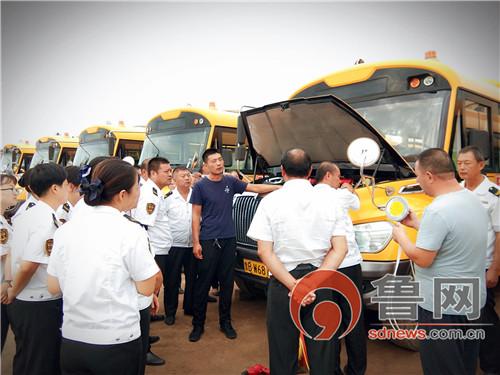 交運西海岸溫馨校車分公司：守護學生安全“大鼻子”校車滅火彈實操演練