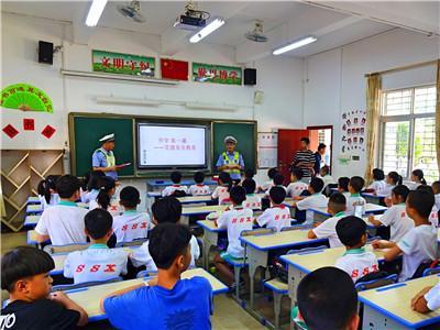 開學啦！交警開展校車安全大檢查及“警家校”護安護暢行動