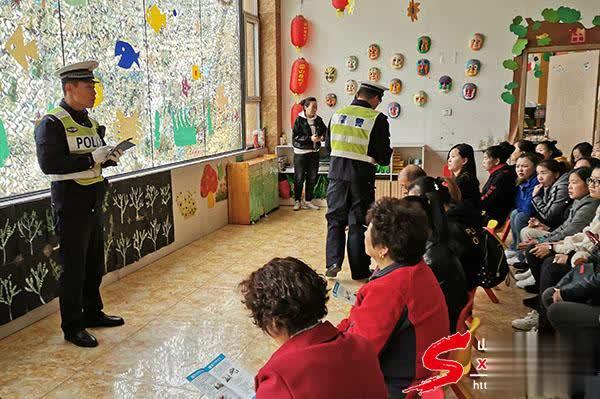 長治市公安局交警支隊七大隊進校園開展“拒乘非法校車”主題宣傳