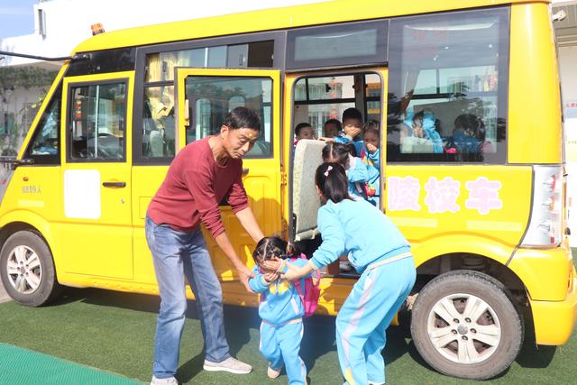 常德市武陵區雙觀幼兒園開展校車安全逃生演練活動